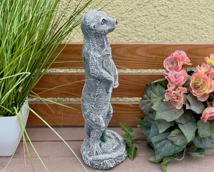 Dekorative Erdmännchen Figur aus Stein für den Garten.