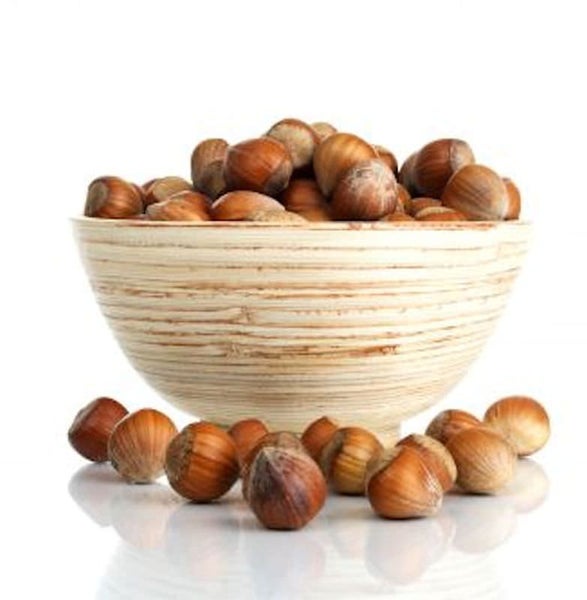 Schüssel gefüllt mit Haselnüssen