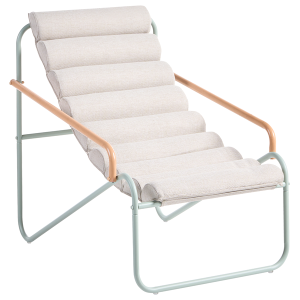 Relaxstuhl mit Metallgestell, hellen Holzarmlehnen und beige gesteppter Polsterauflage.