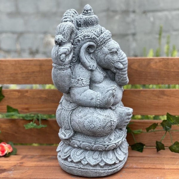 Ganesha Gartenfigur aus Stein auf einem Podest in Form einer Lotusblüte