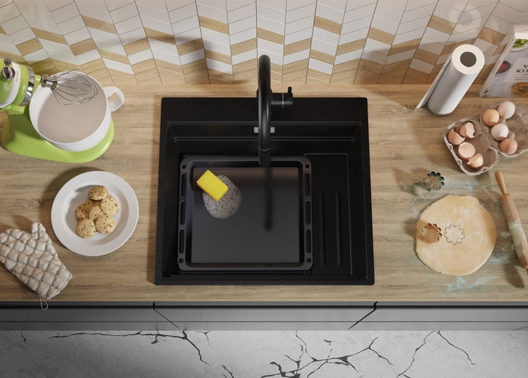 Küchenszene mit Spüle, Rührgerät, Backutensilien und Lebensmitteln auf einer Arbeitsfläche.