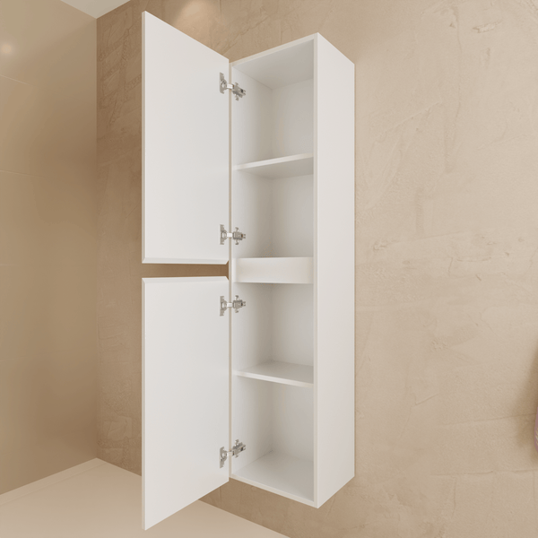 Hoher Badezimmerschrank zur Wandmontage mit zwei Türen und Einlegeböden in schlichter Ausführung für modernen Stauraum.