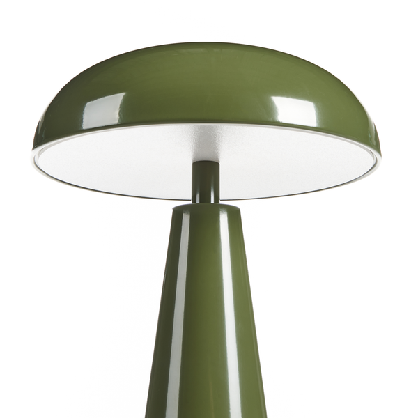 Pilzförmige Tischleuchte in Olivgrün mit glänzender Oberfläche, kuppelförmigem Schirm und konischem Fuß.