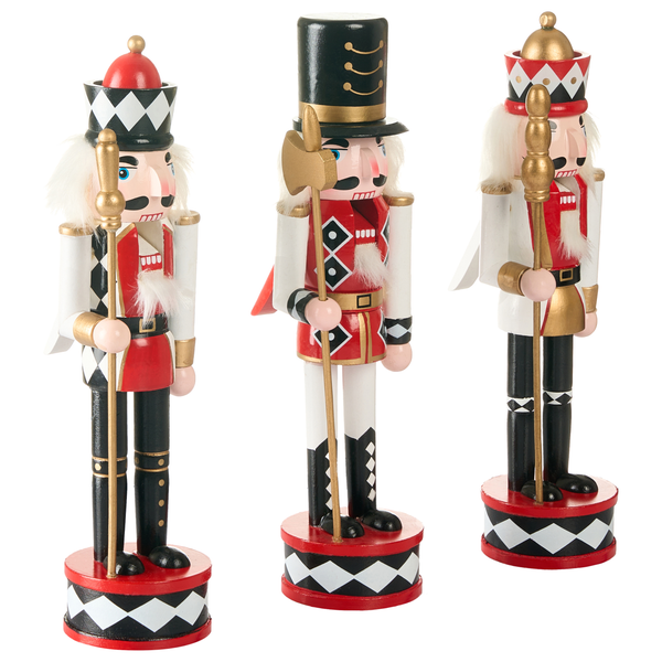 Drei hölzerne Nussknackerfiguren in traditioneller Uniform