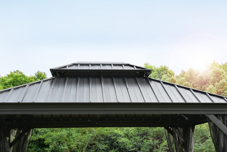 Detailansicht der Dachkonstruktion eines Pavillons