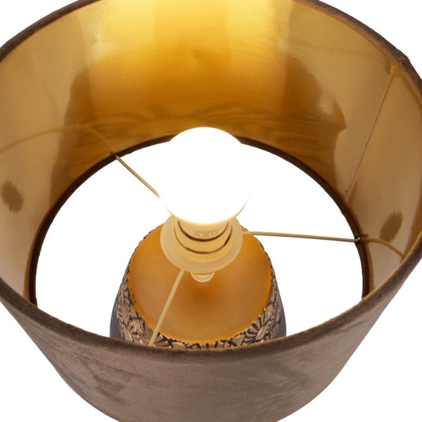 Dekorative Tischleuchte mit gemustertem Sockel und Lampenschirm