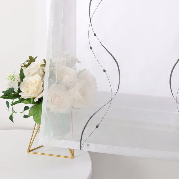 Dekoschals mit Blumenmuster und floralem Arrangement