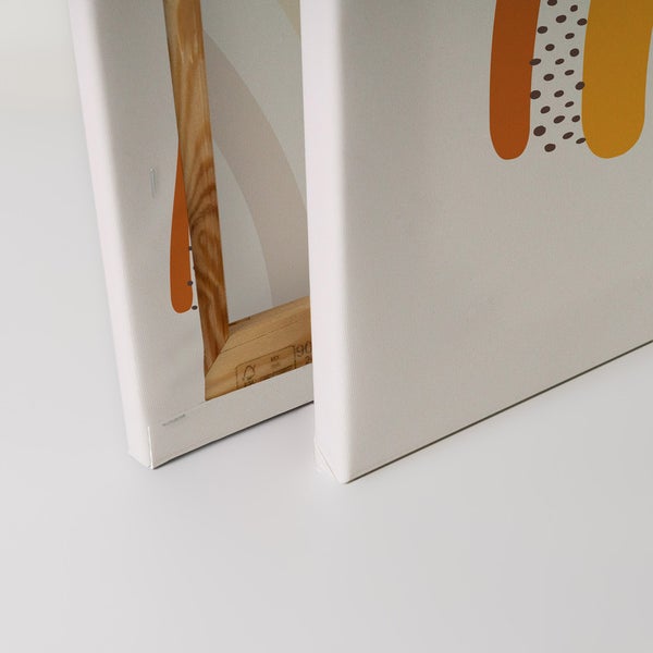 Nahaufnahme von zwei Leinwandbildern mit abstrakten Motiven und Holzrahmen