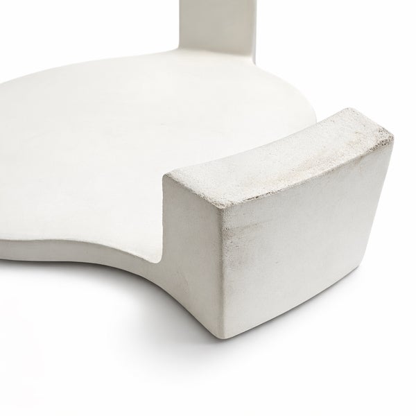 Detailansicht eines weißen Beistelltisches aus Beton