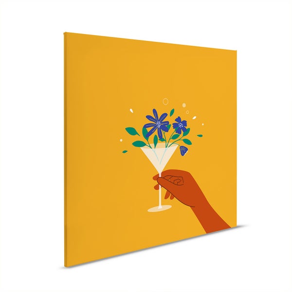 Dekorative Leinwand mit einem Cocktailglas voller Blumen