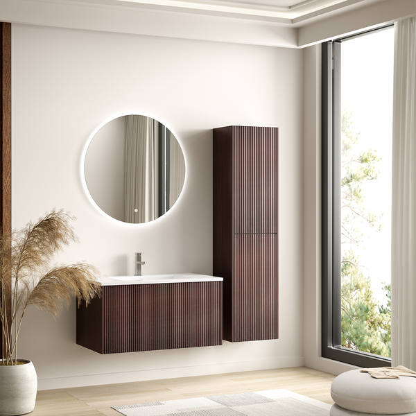 Modernes Badezimmerset mit wandhängendem Waschunterschrank in Rillenoptik, passendem Hochschrank, rundem LED Wandspiegel und Armatur in hellen Raum.