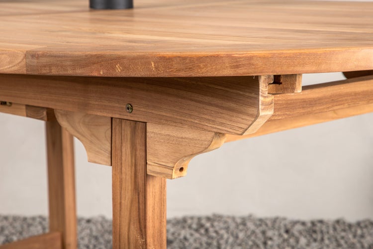 Gartenmöbelset mit rundem Holztisch und sechs Stühlen mit Polsterauflagen