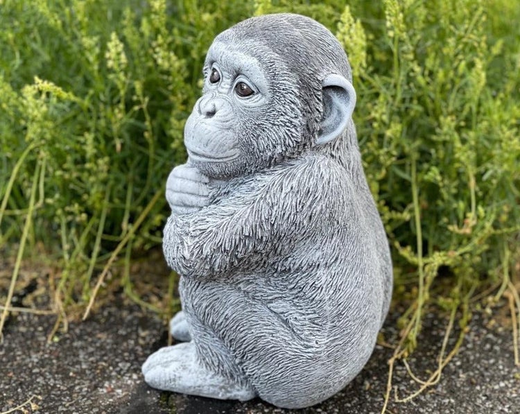 Detaillierte Gartenfigur in Form eines sitzenden Schimpansen aus wetterfestem Material zur Gartendekoration