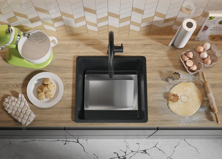 Küchenszene mit Spüle, Armatur, Rührgerät, Keksen, Teig und Kochbuch auf einer Arbeitsplatte