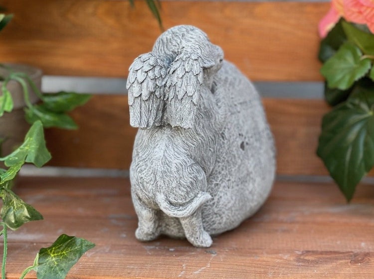 Grabschmuck Hund mit Engelsflügeln als Gartenfigur aus Steinguss für Haustiere