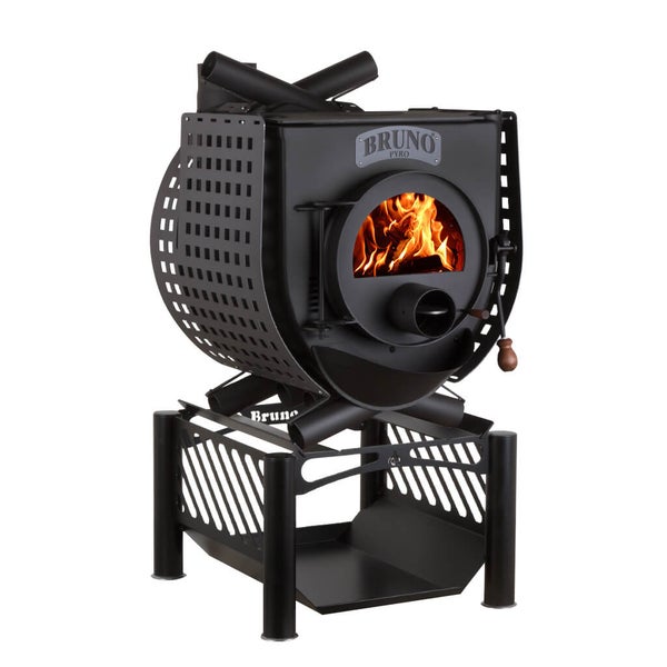 Holzofen mit Brennholz im Brennraum und Holzschuppen