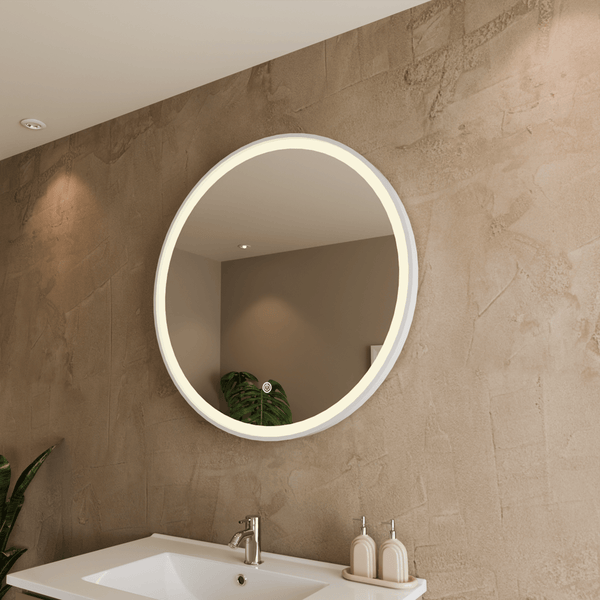 Runder Badezimmerspiegel mit integrierter LED Beleuchtung und Touch Sensor an einer strukturierten Wand über einem Waschbecken.