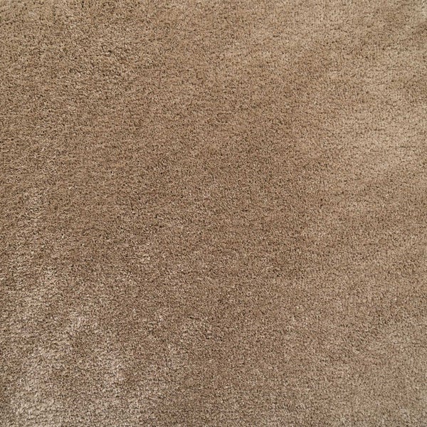 Nahaufnahme eines weichen, dichten Teppichbodens mit gleichmäßiger Textur.