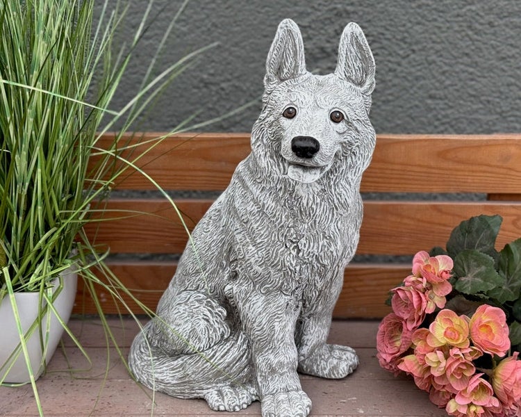 Gartenfigur eines sitzenden Schäferhundes aus Kunststein, detailgetreue Nachbildung für den Aussenbereich.