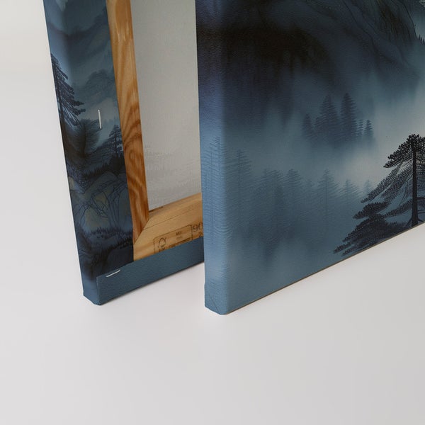 Nahaufnahme einer Leinwand mit Waldmotiv und Holzrahmen