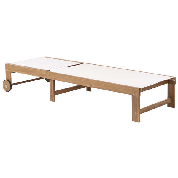 Holzliege mit Rollen und weißer Liegefläche für den Außenbereich