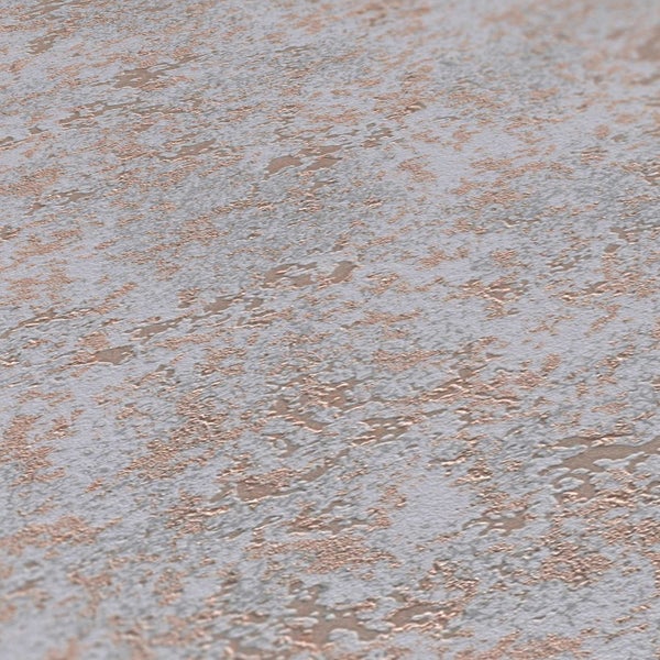 Ein Schlafzimmer mit floraler Tapete, einem Bett und einem geöffneten Holztürrahmen.