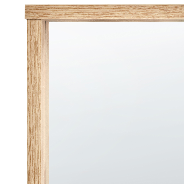 Detailansicht eines Spiegels mit Holzrahmen