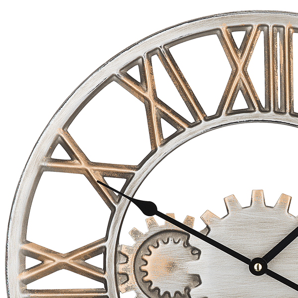 Detailansicht einer Wanduhr mit römischen Ziffern und Zahnrad-Design