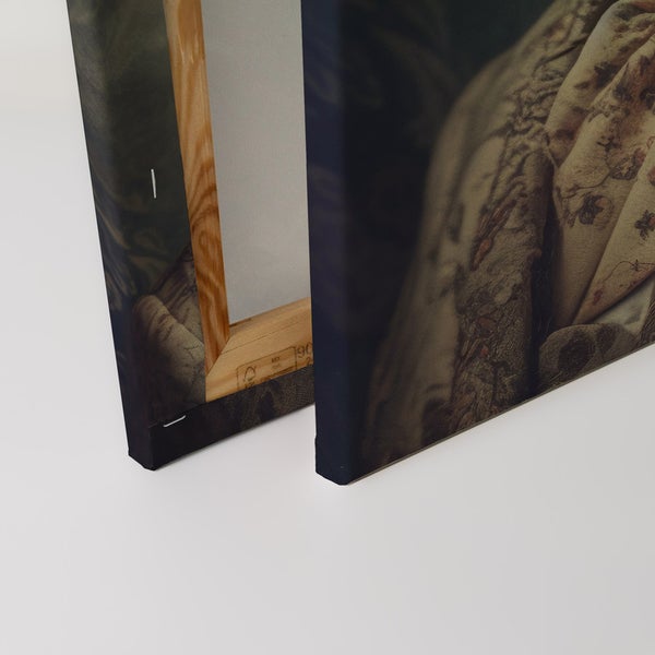 Nahaufnahme von zwei Leinwandbildern mit Holzrahmen