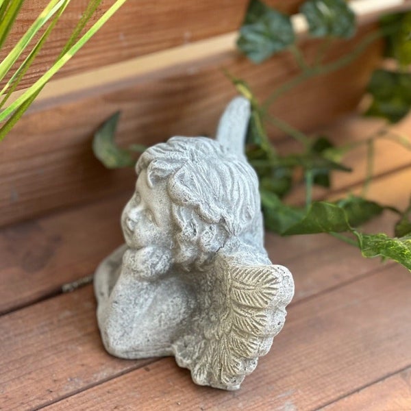 Steinfigur Engel, dekorative Gartenfigur aus Steinguss, sitzender Engel mit Flügeln für den Außenbereich.