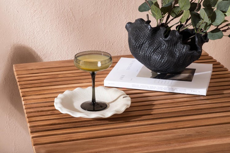 Holzstuhl und Holztisch mit Dekoration