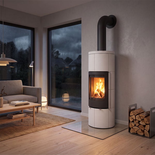 Moderner Kaminofen mit brennendem Holz in einem gemütlichen Wohnzimmer mit großen Fenstern und Holzboden.