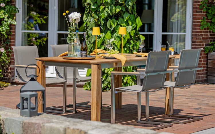 Zapfanlage mit Kohlensäureflasche, Druckminderer, Bierschlauch, Zapfhahn und weiterem Zubehör