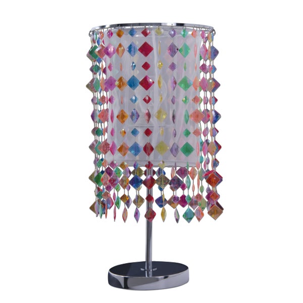 Helles Kinderzimmer mit Tisch, Stühlen, Regal und einer Deckenlampe mit bunten Schmucksteinen