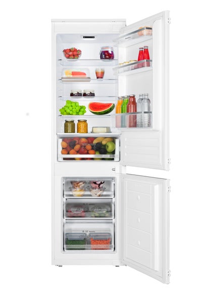 Geöffneter Kühlschrank mit verschiedenen Lebensmitteln in den Fächern und Schubladen.