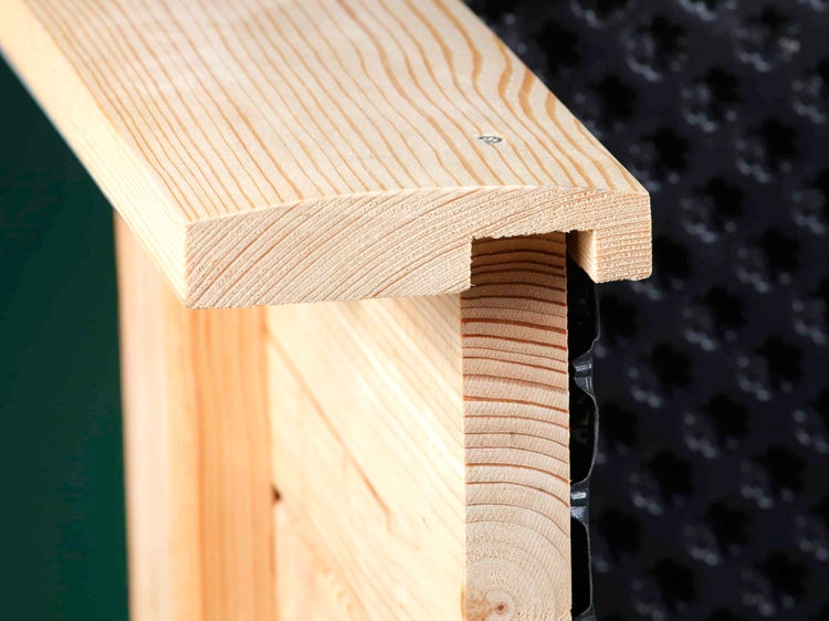 Handlauf für Hochbeet aus Holz, Detailaufnahme der Kantenmontage.