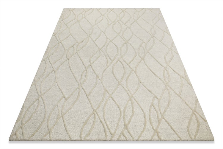 Detailansicht der Kante und Struktur eines beigen Teppichs mit weichem Flor und Linienmuster.