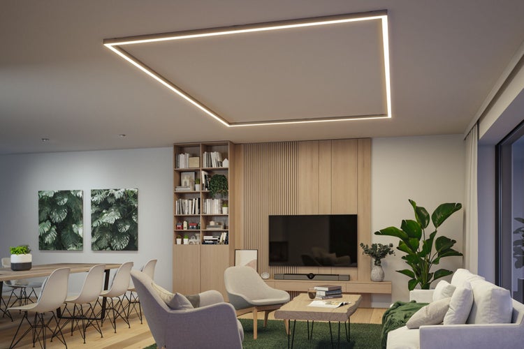 Modernes Wohnzimmer mit großer, rechteckiger LED Deckenleuchte, helle Holzmöbel, TV Wand und offener Essbereich in einem geräumigen Interieur.