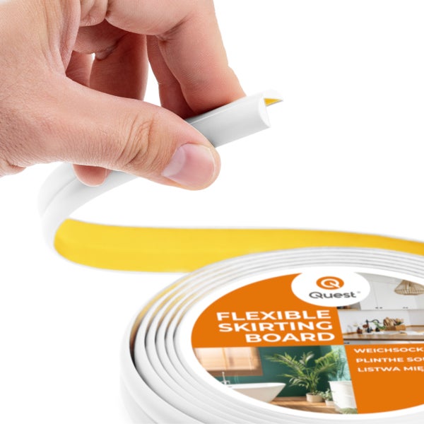 Flexible Sockelleiste in Weiß und Gelb wird von einer Hand gehalten