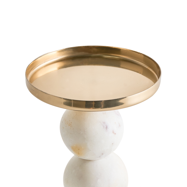 Dekorationstisch mit Marmorkugeln und Metallplatte