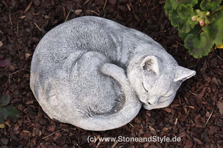 Gartenfigur Katze schlafend aus Steinguss, wetterfeste Dekofigur für den Garten