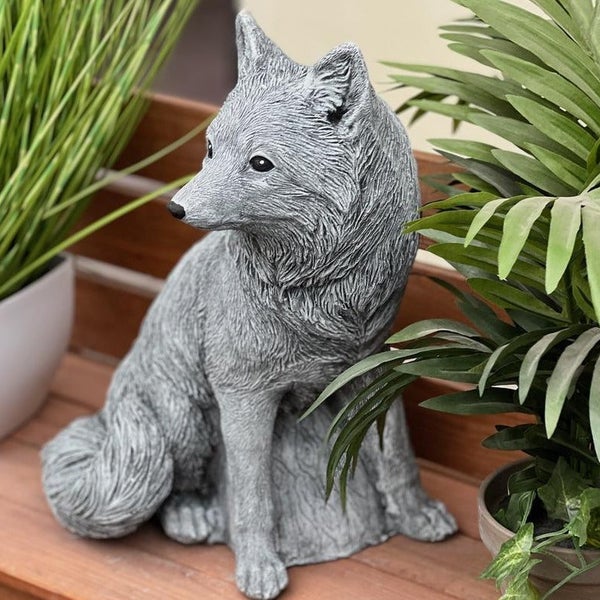 Dekorative Gartenfigur in Fuchsform aus Steinoptik, detailliert gestaltet, als Blickfang für den Außenbereich.