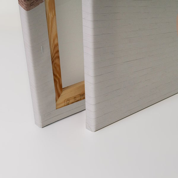 Detailansicht zweier Leinwandbilder mit Holzrahmen