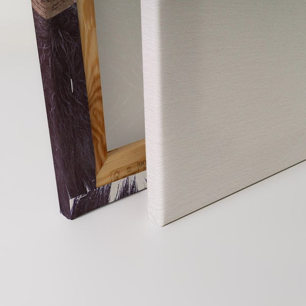 Nahaufnahme von zwei Leinwänden mit Holzrahmen