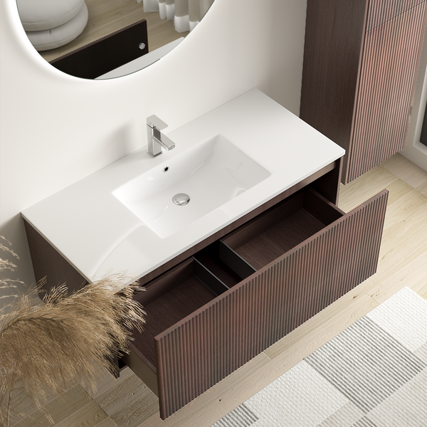 Moderner Waschtischunterschrank mit gerillter Front und offenem Schubfach, inklusive Keramikwaschbecken und Waschtischarmatur in Badezimmer.