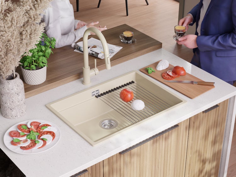 Küchenspüle mit Abtropfgestell und Armatur auf einer Küchentheke mit Speisen