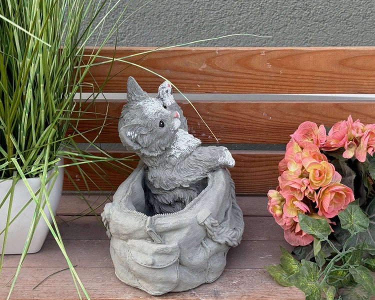 Gartenfigur in Form einer Katze in einer Tasche aus grauem Kunststein