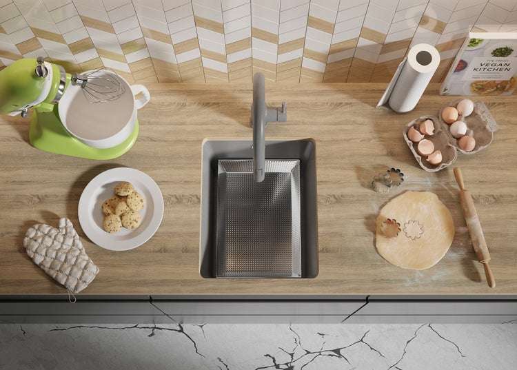 Küchenszene mit Spüle, Küchenmaschine, Teig und Backzutaten