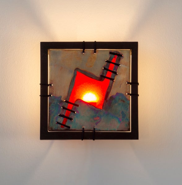 Quadratische Wandleuchte mit abstraktem Motiv und Rahmen