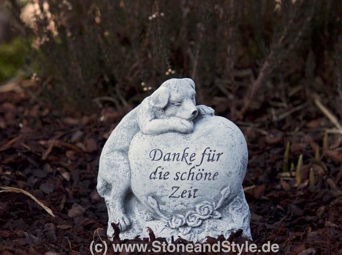 Grabschmuck Herz mit Hundefigur und Inschrift Danke für die schöne Zeit aus Steinguss für die Gartengestaltung.